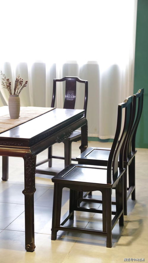 富有艺术风格的餐桌,中式血檀家具